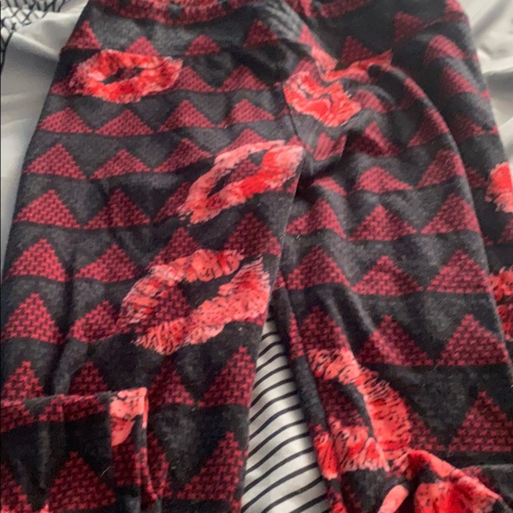 Lularoe Valentine’s lips leggings